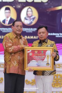 Plt Bupati Asmar Terima Penghargaan Khusus Pada Ajang Bergengsi Keterbukaan Informasi Publik KI Riau Award 2023